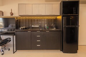 Classic-studio | Yksityinen keittiö | Jääkaappi, mikroaaltouuni, liesi, kahvin-/teenkeitin