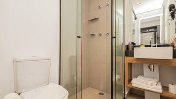 Estudio clásico | Baño | Ducha, secador de pelo, toallas y jabón
