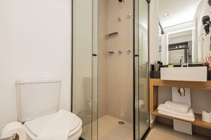 Classic-studio | Kylpyhuone | Suihku, hiustenkuivaaja, pyyhkeet, saippua