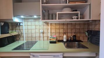 Micro-ondes, four, plaque de cuisson