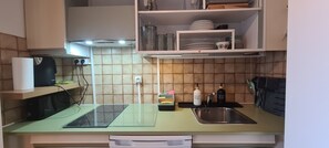 Micro-ondes, four, plaque de cuisson