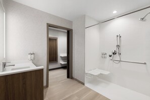 Máy sấy tóc, khăn tắm, xà phòng, dầu gội 