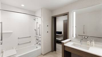 Séchoir à cheveux, serviettes fournies, savon, shampooing