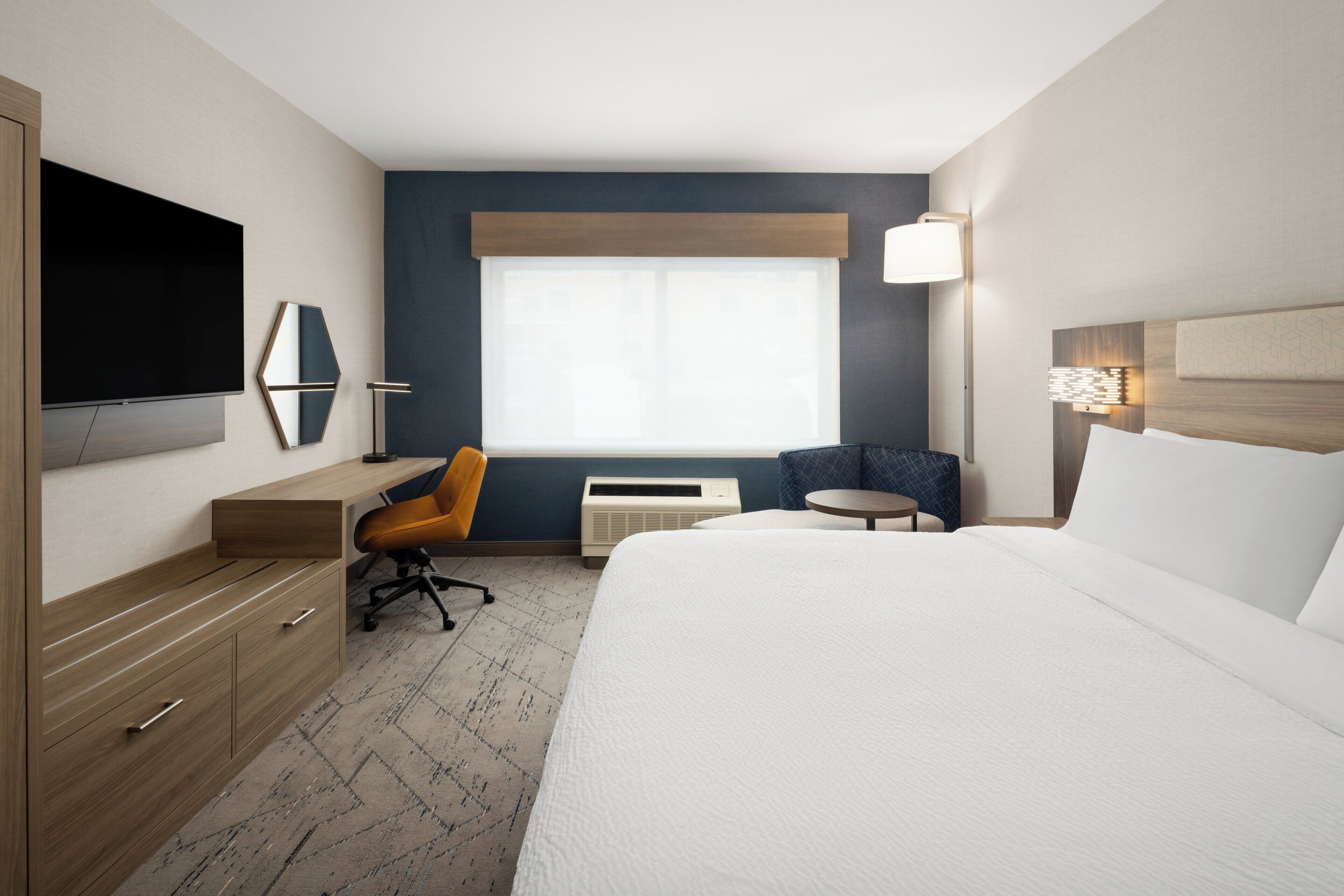 เครื่องนอนระดับพรีเมียม, เตียงพร้อมฟูกเสริมที่นอน, โต๊ะทำงาน