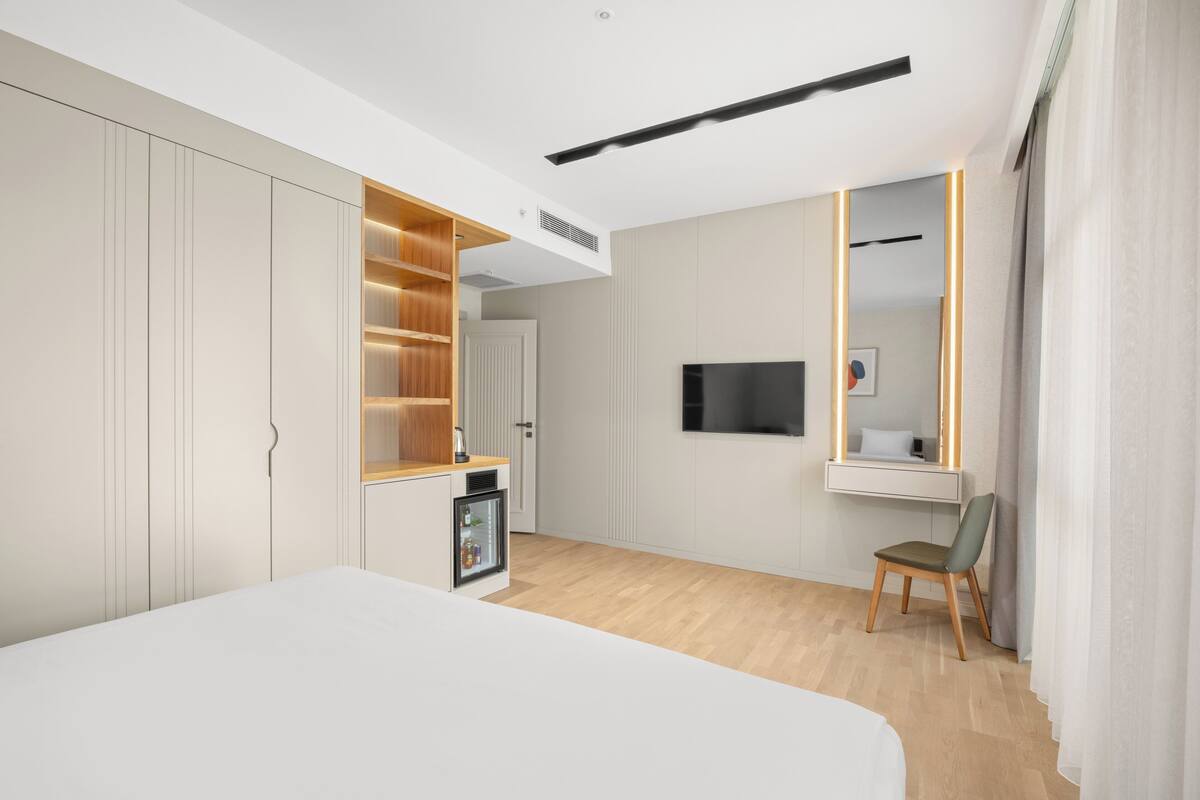 Suite, 1 soverom | Allergitestet sengetøy, memory foam-senger, minibar og safe på rommet