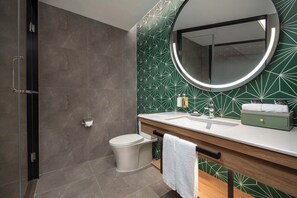 Bruser, brusehoved med spredningseffekt, hårtørrer, badekåber