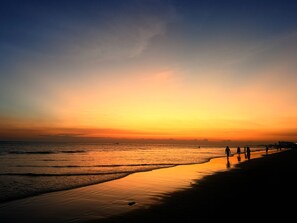 På stranden, hvidt sand