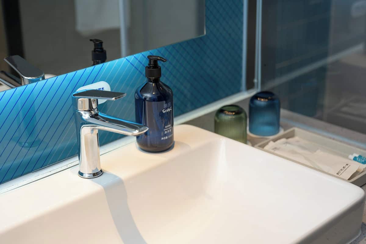 Dusche, Designer-Toilettenartikel, Haartrockner, Hausschuhe