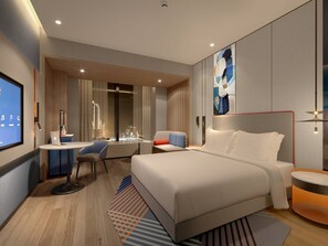 Luxe beddengoed, donsdekens, een bureau, een laptopwerkplek