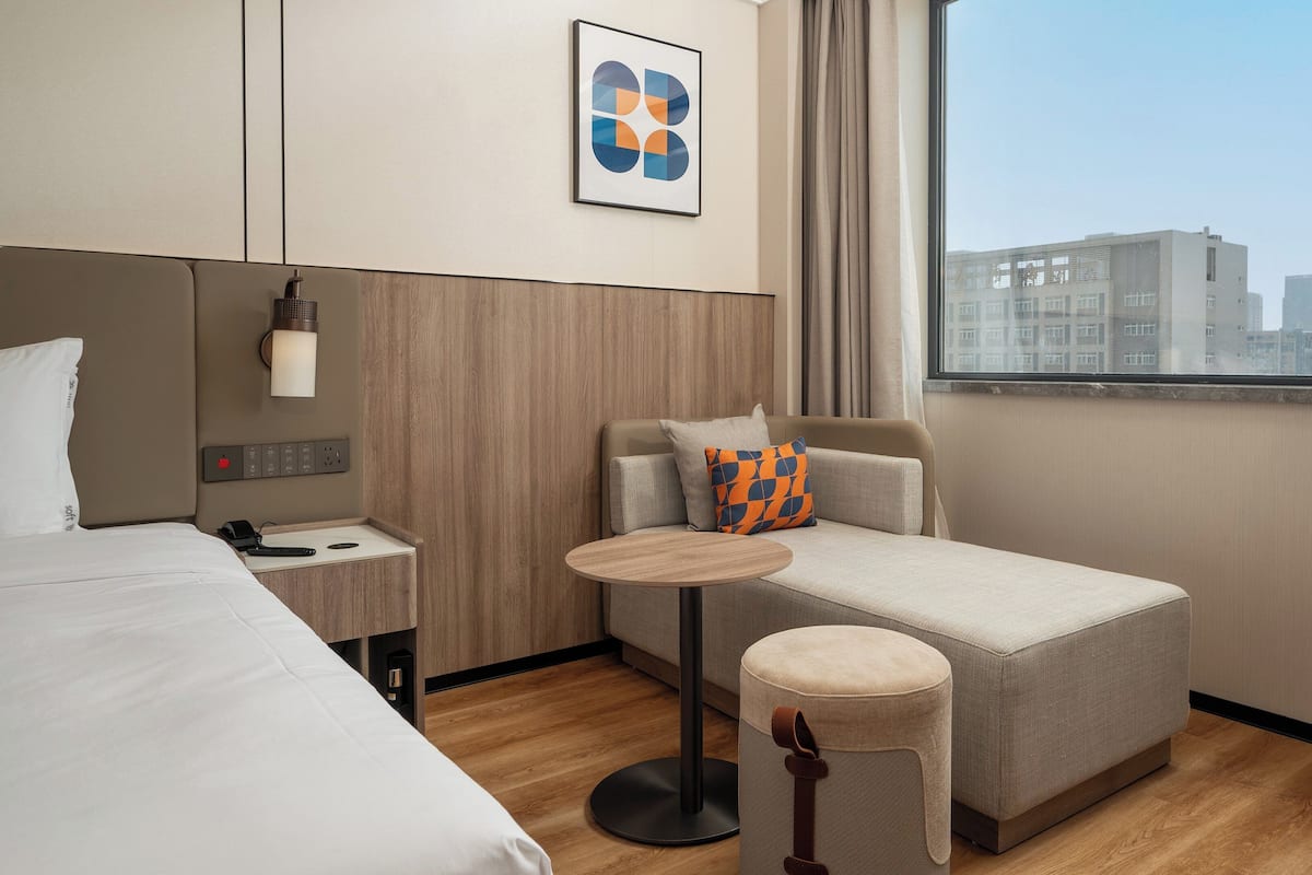 Cubrecamas, escritorio y espacio para trabajar con laptop