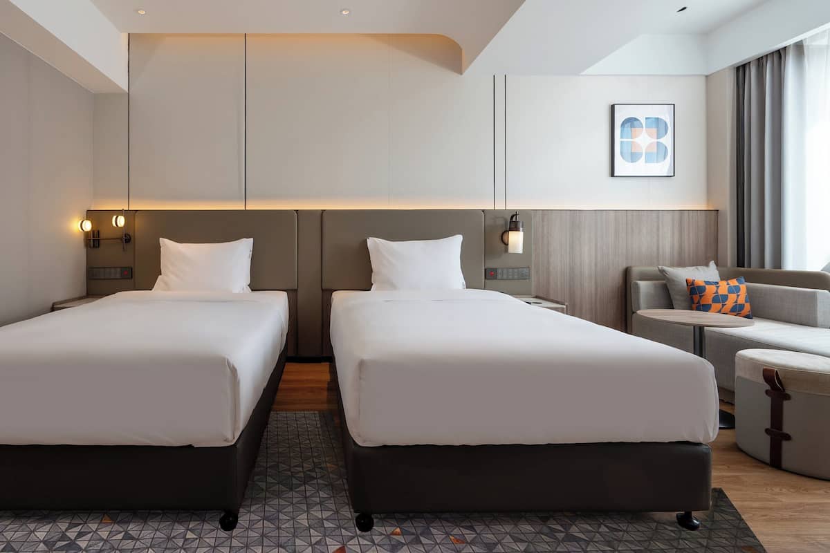 Cubrecamas, escritorio y espacio para trabajar con laptop