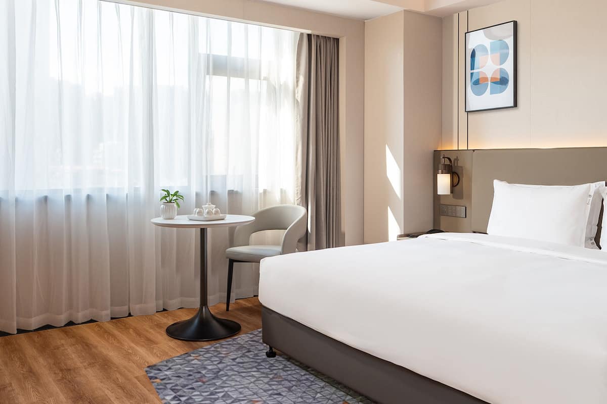 Cubrecamas, escritorio y espacio para trabajar con laptop