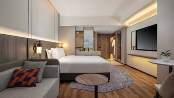 Cubrecamas, escritorio y espacio para trabajar con laptop