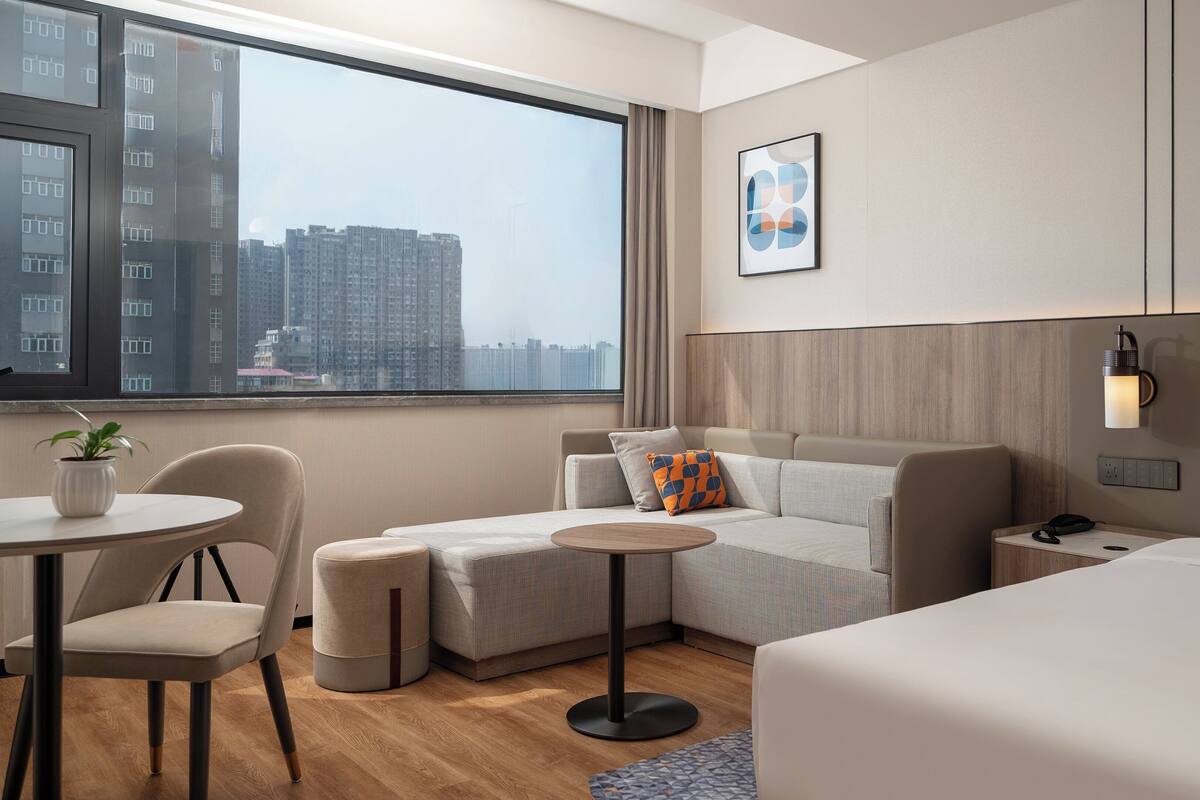 Cubrecamas, escritorio y espacio para trabajar con laptop