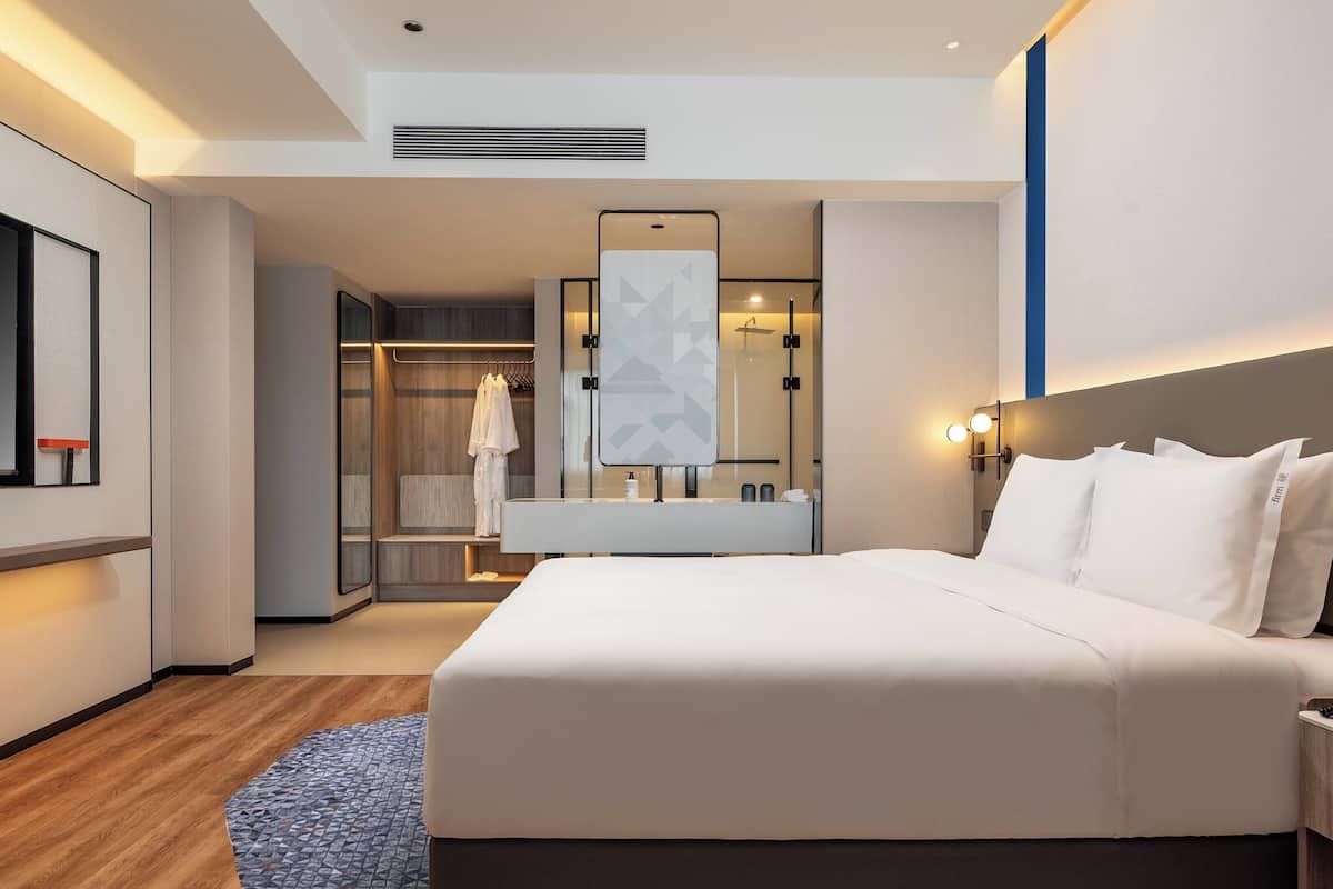 Cubrecamas, escritorio y espacio para trabajar con laptop