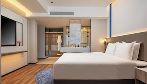 Cubrecamas, escritorio y espacio para trabajar con laptop