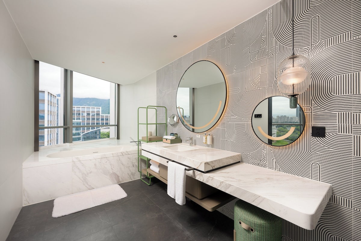 Premium Room, 1 King Bed