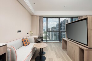 Suite, 1 King-Bett | Daunenbettdecken, Schreibtisch, laptopgeeigneter Arbeitsplatz