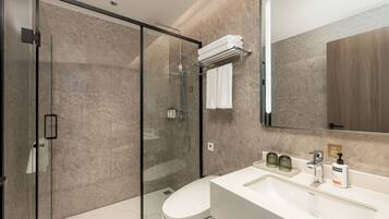 1 King Suite | Bathroom | Shower, hydromassage showerhead, free toiletries, hair dryer