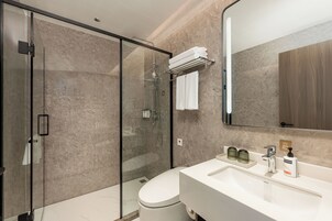 Shower, hydromassage showerhead, free toiletries, hair dryer