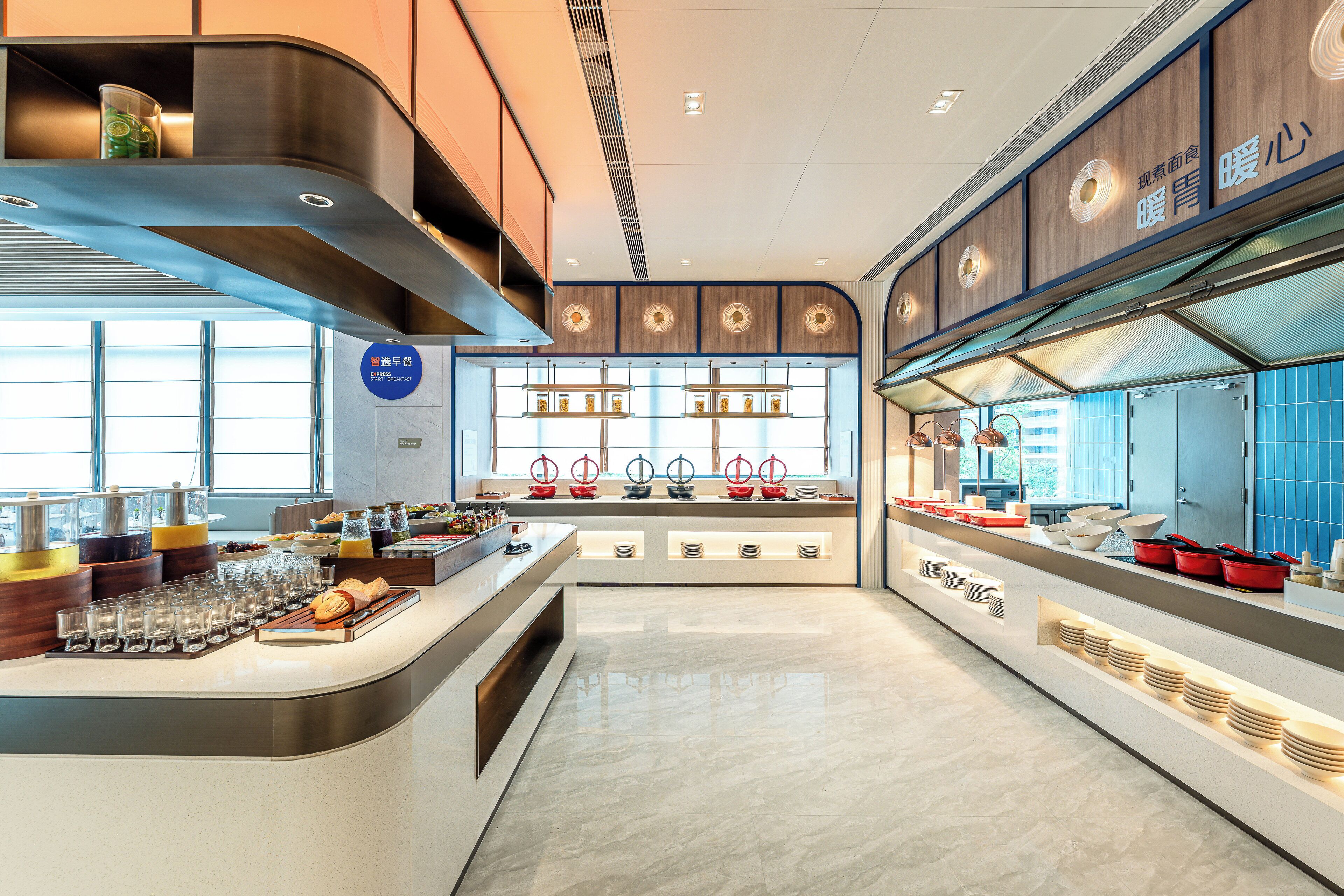 Un buffet de petit-déjeuner moderne, proposant une grande variété de plats et bénéficiant d’un design épuré et contemporain.