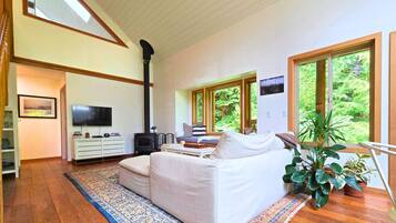 Een smart-tv en boeken