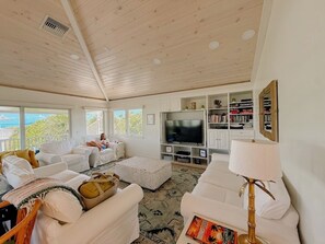 Smart-tv, dvd-spelare och böcker