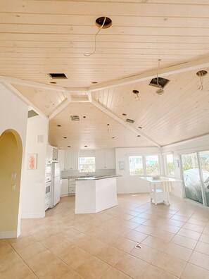 Kylskåp, mikrovågsugn, ugn och spishäll