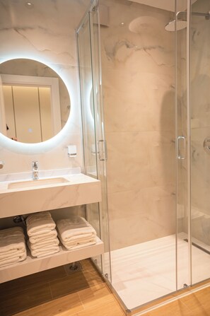 Shower, hair dryer, towels, soap - Sidro Guesthouse (Ulcinj)