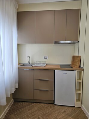 Apartamento família, sacada | Cozinha privada | Geladeira