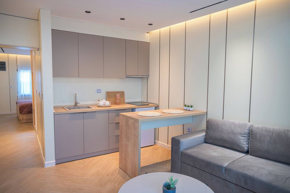 Apartamento família, sacada, vista para a cidade | Cozinha privada | Geladeira