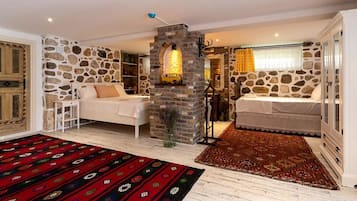 Habitación cuádruple Confort, vistas al patio | Escritorio, espacio para trabajar con un portátil, wifi gratis