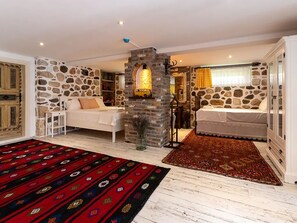 Escritorio, espacio para trabajar con laptop y wifi gratis 