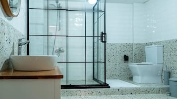 Comfort-Vierbettzimmer, Blick auf den Innenhof | Badezimmer | Haartrockner, Handtücher, Seife, Shampoo