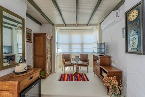 Desk, laptop workspace, free WiFi