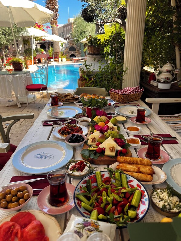 Free daily local cuisine breakfast - Morisi Pansiyon Karaburun (Karaburun)