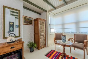 Nhà Duplex tiện nghi đơn giản, quang cảnh biển | Bàn, khu vực làm việc phù hợp cho laptop 