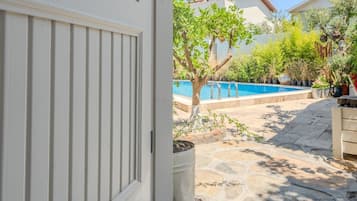 Habitación cuádruple Confort, vista al patio | Escritorio, espacio para trabajar con laptop y wifi gratis