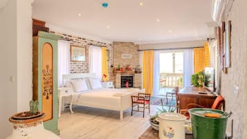 Escritorio, espacio para trabajar con laptop y wifi gratis