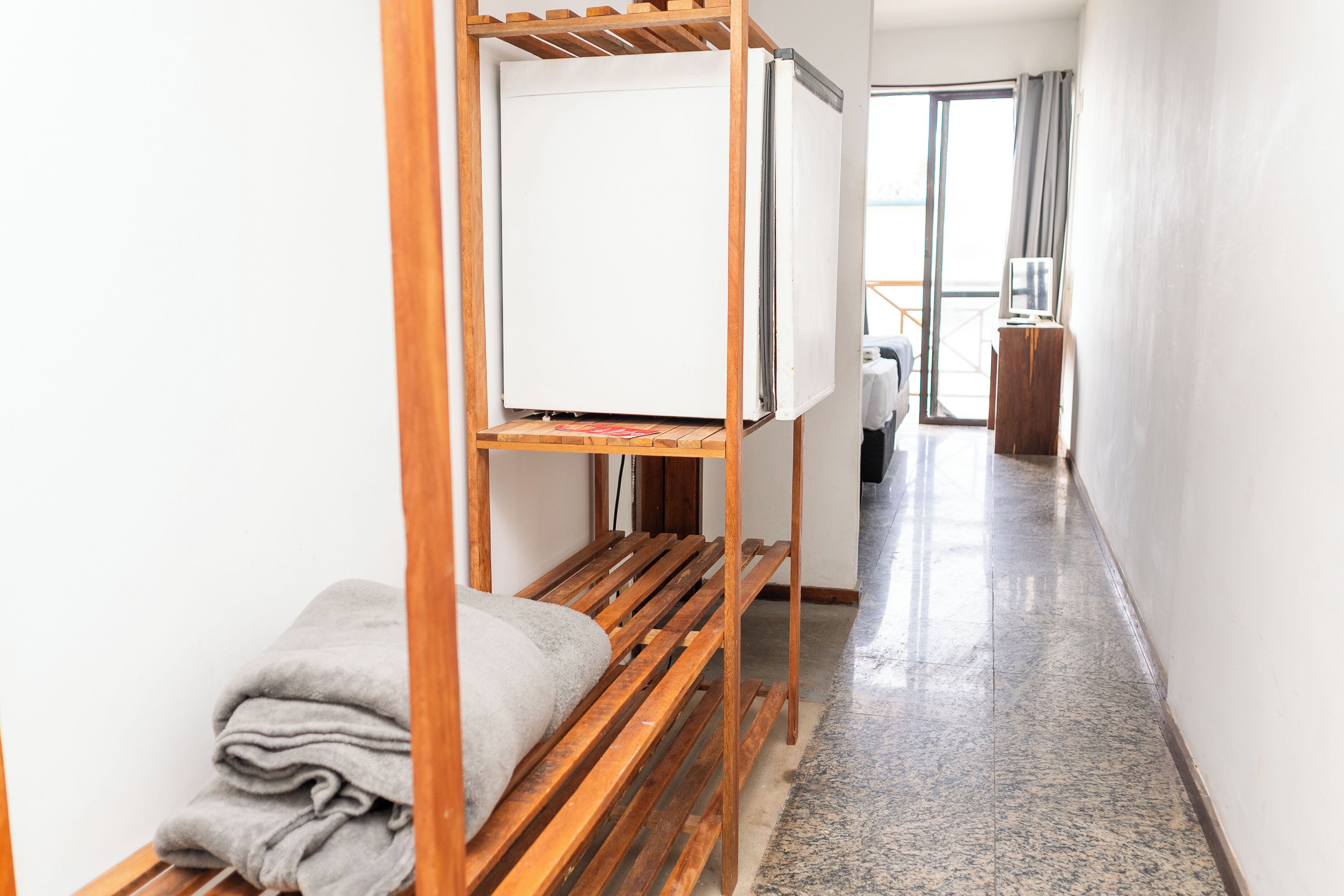 Una habitación de hotel con literas, un televisor de pantalla plana y un escritorio pequeño con una silla.