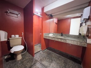 Classic Triple Room | Bathroom - HANNA Búzios Al Mare Hotel (Búzios)