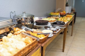 Esmorzar diari d'estil bufet gratuït