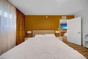 4 bedrooms, iron/ironing board, WiFi, bed sheets