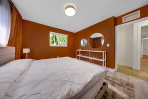 4 habitaciones, tabla de planchar con plancha, wifi y ropa de cama 