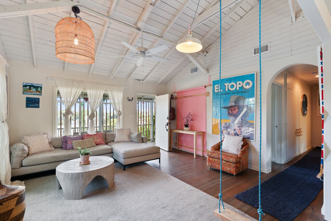 TV connectée, cheminée, chaîne hi-fi