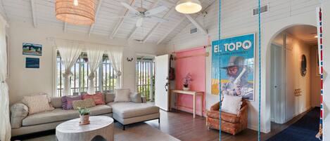 Smart-TV, Kamin, Stereoanlage