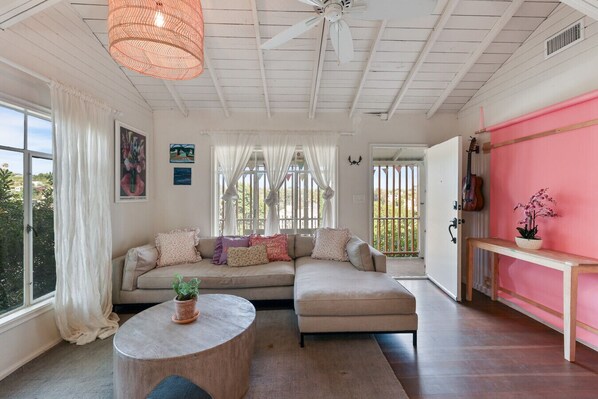 Smart TV, fireplace, stereo