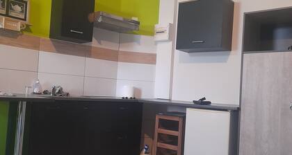 Pleasant studio between train station and town center free parking nearby shops