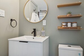 Dusche, Haartrockner, Handtücher, Seife
