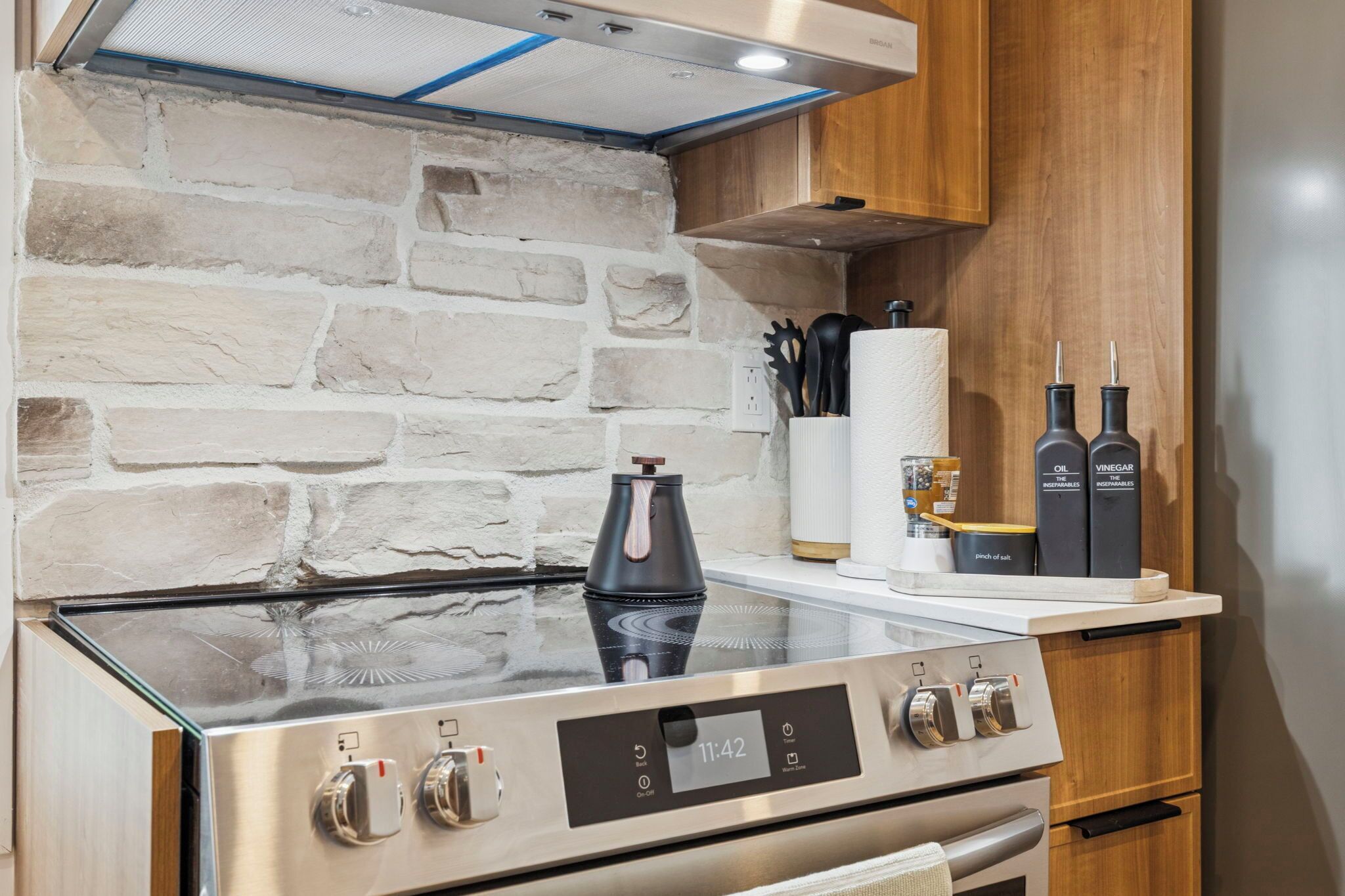 Mikrobølgeovn, ovn, kokeplater og oppvaskmaskin